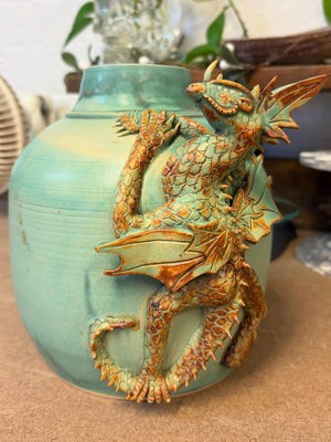Wheel-thrown vessels with handbuilt creatures de Erika Webber Pottery