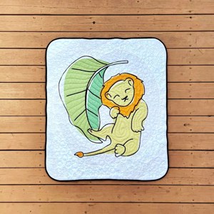Sleeping Lion Cub quilt, 40" x 48" de Claire Z Quilts, Austin, TX
