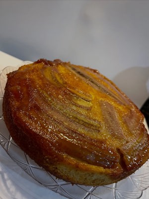 Bolo de banana caramelizada, de Santo Docinho, Amora