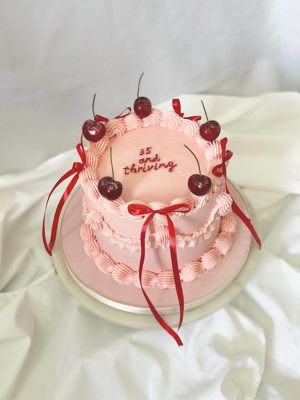 Bolo com frutos vermelhos, de Momoça Cake, Corroios