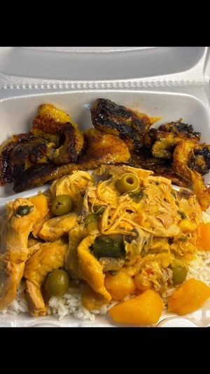 Fricasé de pollo with fried sweet plantains
