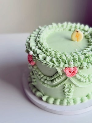 Vintage pastel cake de Basil Flower Patisserie, Cedar Park, TX