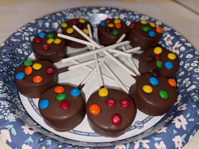 Chocolate Mini M&M cake pop de Baker's Sweet Shop, South St. Paul, MN