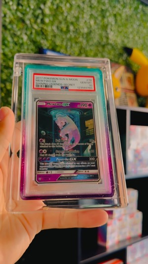 PSA 10 graded Mewtwo card de Card Culture, Brookfield, IL