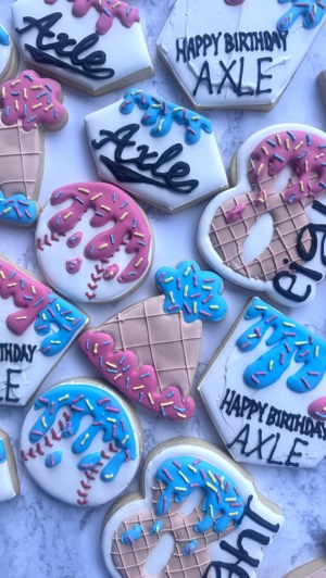 Birthday cookies de Love That! Sweet Treats, Fort Worth, TX