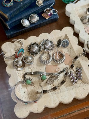 Turquoise and coral rings de Lady Collective, Austin, TX