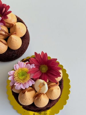Specialty mini cakes de Basil Flower Patisserie, Cedar Park, TX