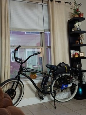 Bicicleta eléctrica negra