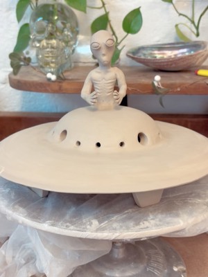 Custom UFO/alien lamp de Erika Webber Pottery