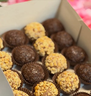 Brigadeiros artesanais, de Santo Docinho, Amora