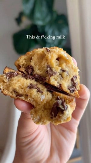 Jumbo chocolate chip cookies