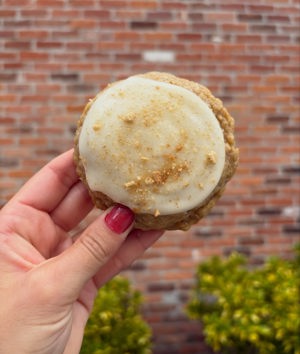 Pumpkin oatmeal cheesecake cookie de Halfbaked Cookies, Tampa, FL