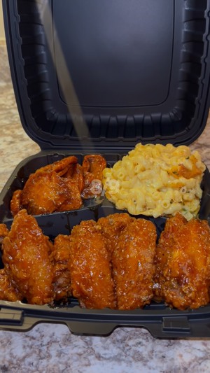 Hot honey wing platter (8 wings, candied sweet potatoes, mac, cornbread)