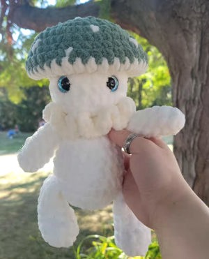 Magnolia mushroom plushie de Caitlin's Lovely Crochet, Machesney Park, IL