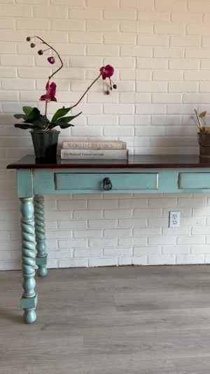 Vintage Farmhouse Console Table with Barley Twist Legs de 512 Interiors, Austin, TX