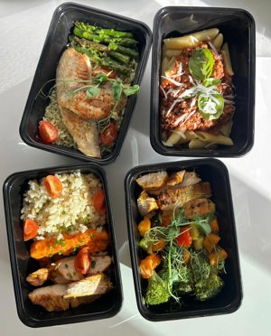 Frango grelhado com mix de legumes e brócolos