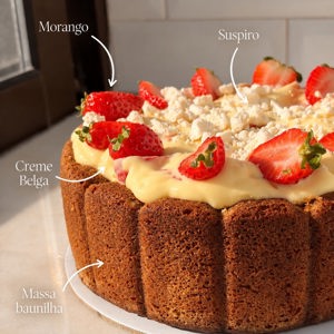 Bolo de baunilha com creme belga, morangos e suspiro