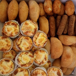 Salgados variados (rissóis, coxinhas, croquetes, pastéis de bacalhau)