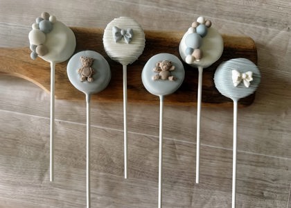 Teddy bear baby shower cake pops