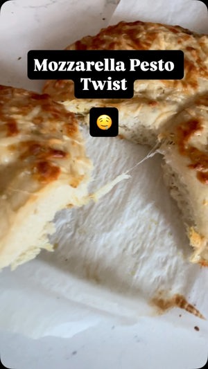 Pesto mozzarella twist