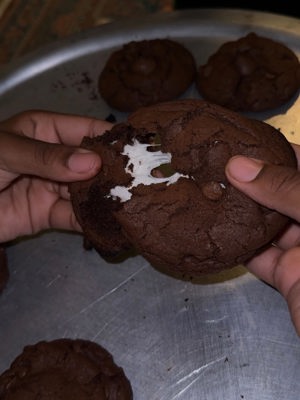 Double chocolate s'mores cookies de Rahma Bakes, Tucson, AZ