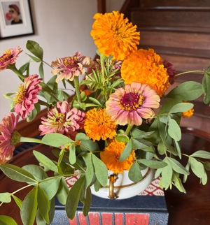 Arrangement in vintage china dish