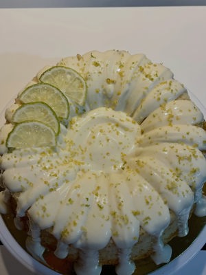 Bolo de limão com mousse de limão, de Santo Docinho, Amora