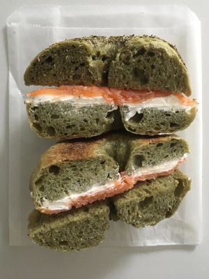 Sourdough matcha bagels de Chez Iris Bakery, Houston, TX
