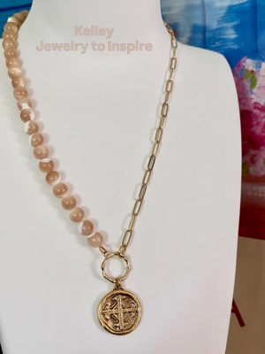 Shell and chain necklace with Serenity Prayer charm de Kelley Jewelry_beauty, Kingsburg, CA