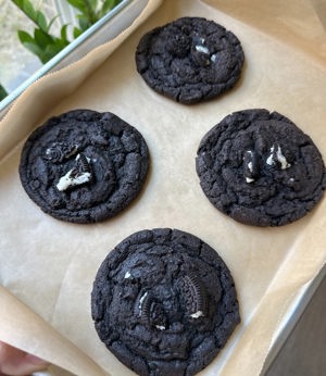 Midnight Oreo cookie