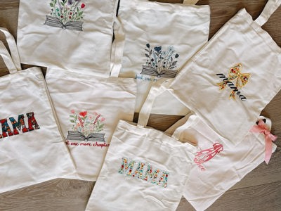 Embroidered tote bags de Little Beads & Bows, Mesa, AZ
