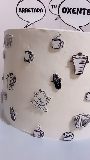 Bolo de chocolate com doce de leite, paçoca e pé de moleque, de Carla Arruda Confeitaria, Costa da Caparica