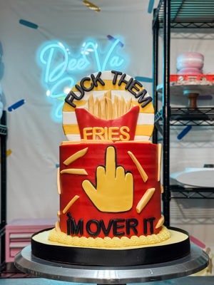 Novelty celebration cake de DeeVa Sweets, San Antonio, TX