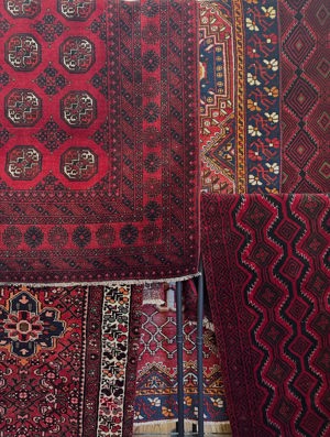 Vintage rugs and wall art de Potluck Vintage, Austin, TX