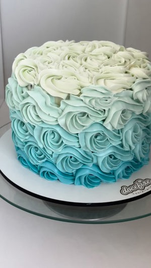 Bolo decorado com rosas