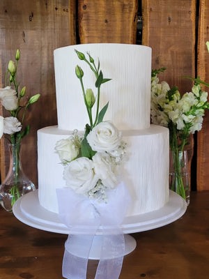 Bolo de casamento floral minimalista