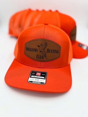 Custom hunting hats de Uniquely Yours Embroidery LLC, Anoka, MN