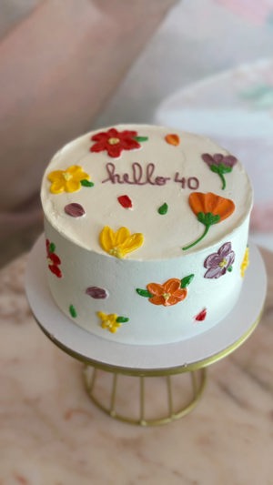 Bolo de aniversário decorado, de Doce Cakes Setúbal, Setúbal