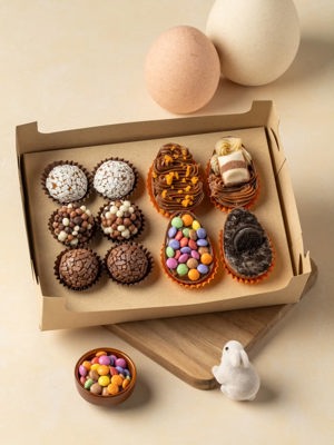 Caixa de degustação com 4 mini ovos e 6 brigadeiros de Brigadeiros do Tejo, Santa Marta do Pinhal