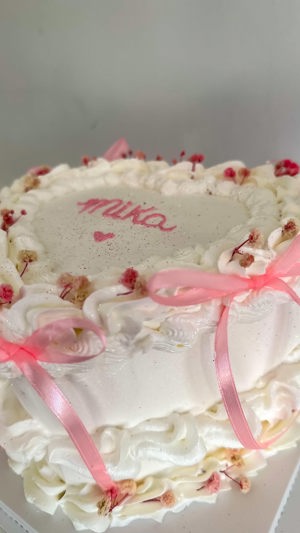 Vintage cake de morango, de Delaciê — Confeitaria brasileira, Seixal