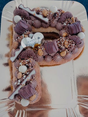 Letter cake de chocolate e praliné
