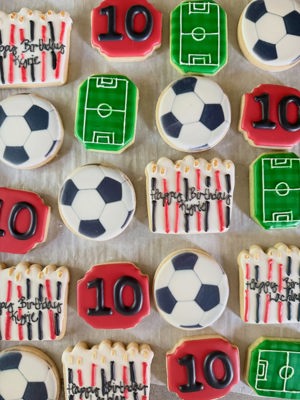 Soccer World Cup birthday cookies de Annie K's Cookies, Bloomington, MN