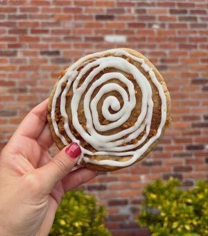 Cinnamon roll cookie de Halfbaked Cookies, Tampa, FL