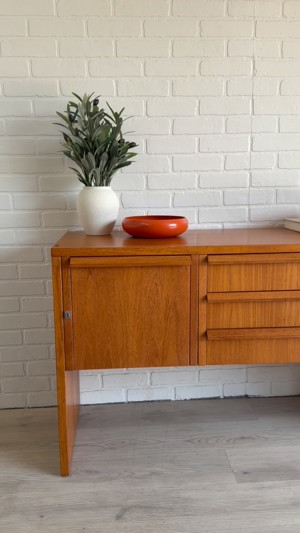 Mid Century Modern Teak Credenza Media Console Buffet de 512 Interiors, Austin, TX